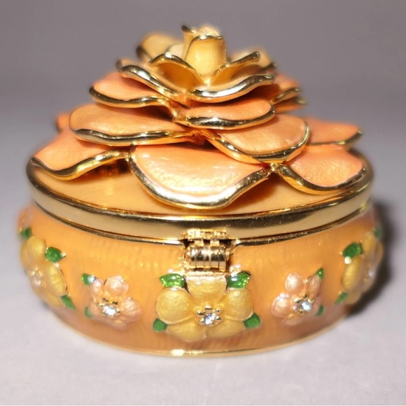 Joan Rivers RARE  Vintage Stunning Trinket Box With Beautiful Earrings! - Picture 3 of 16